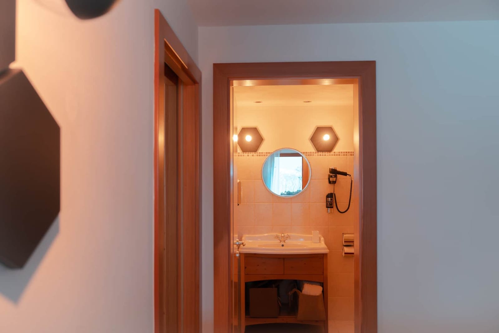 Ardesia: il bagno, visto dalla zona giorno.