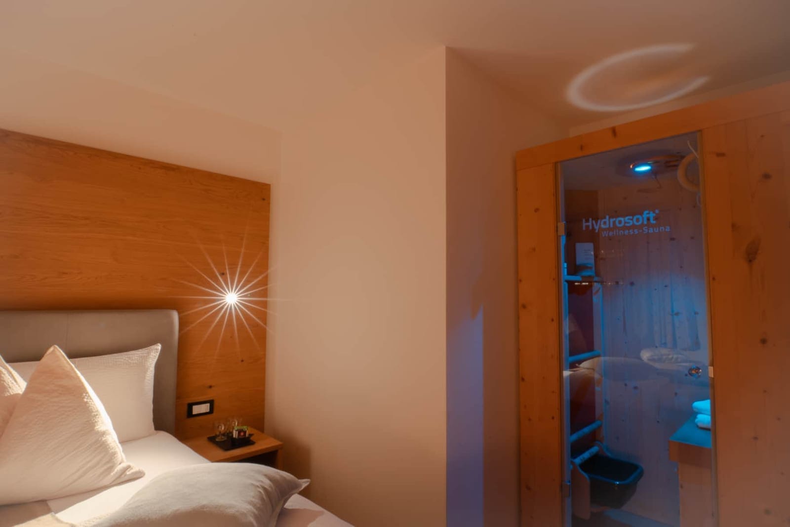 Ardesia: la sauna privata accanto al letto.
