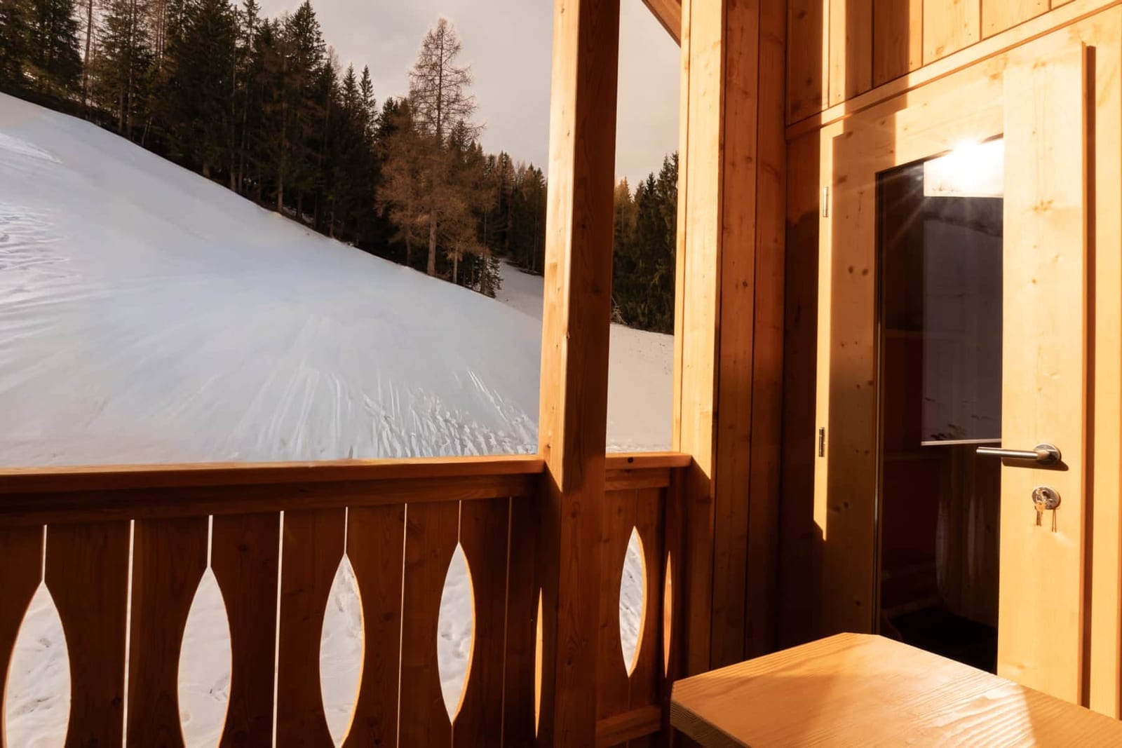 Boschel: balcone con vista sul pendio innevato.