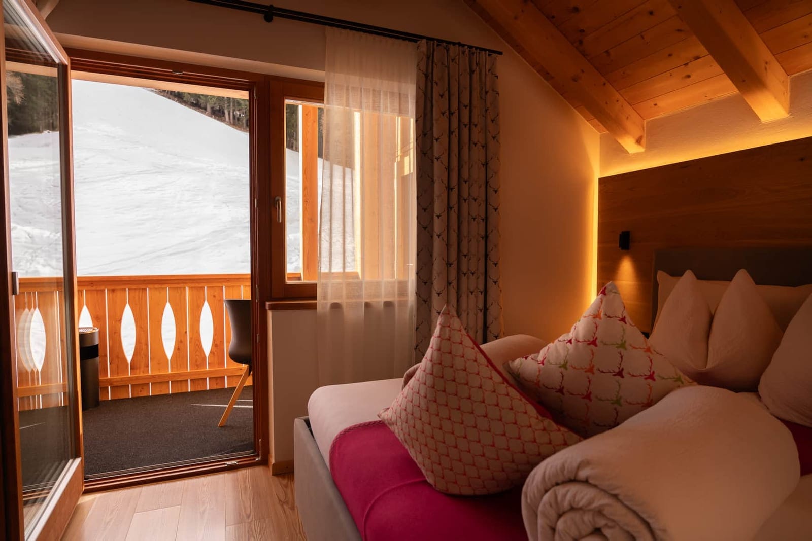 Boschel: camera da letto con porta-finestra sul balcone.
