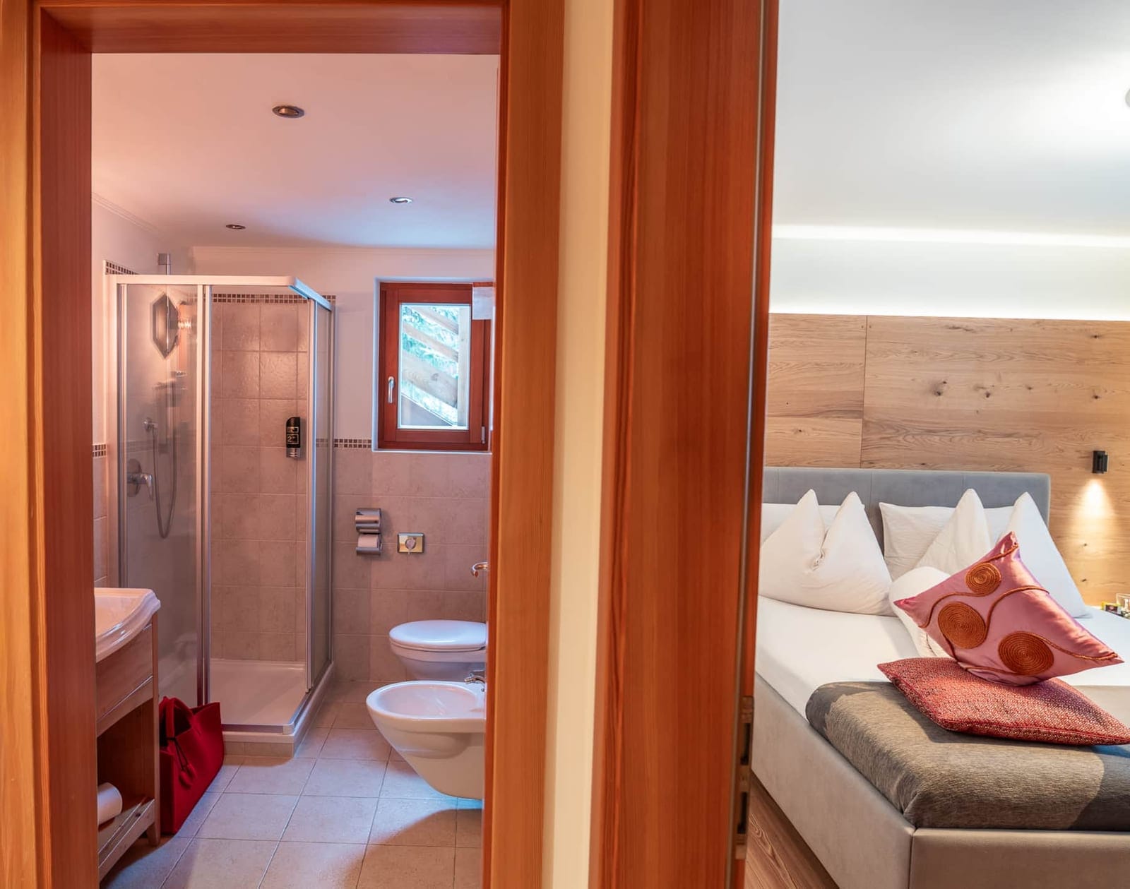 La Möra: bagno con doccia, con la camera da letto sullo sfondo.