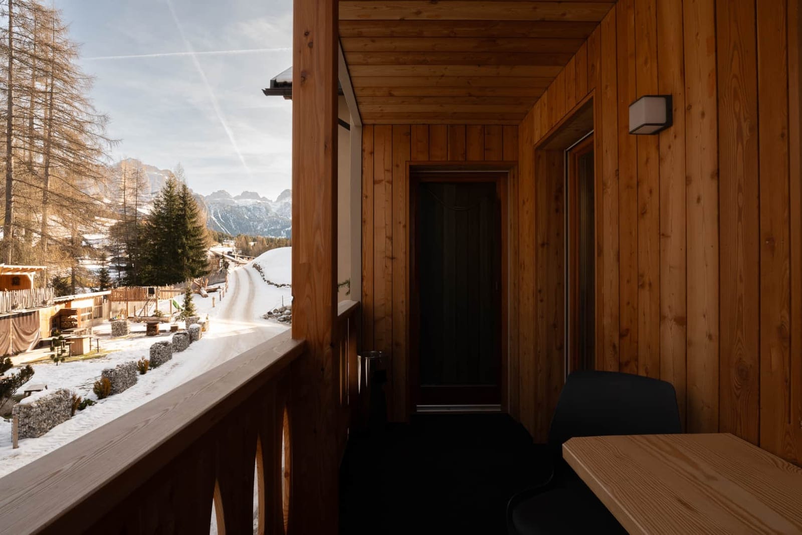 Ladin Spirit: balcone d'inverno, con vista sulle montagne.