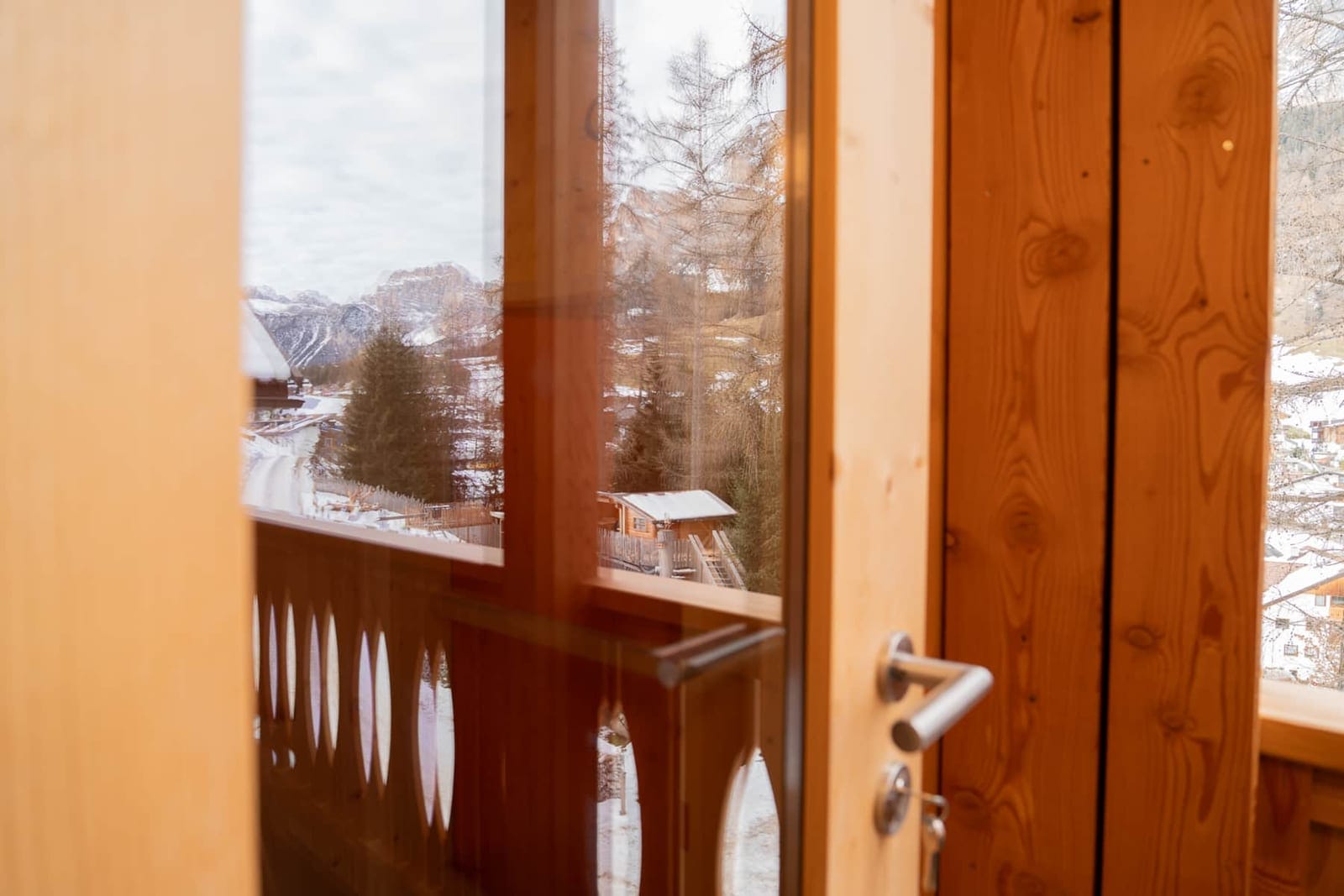 Montaria: balcone con vista sul paese d'inverno.