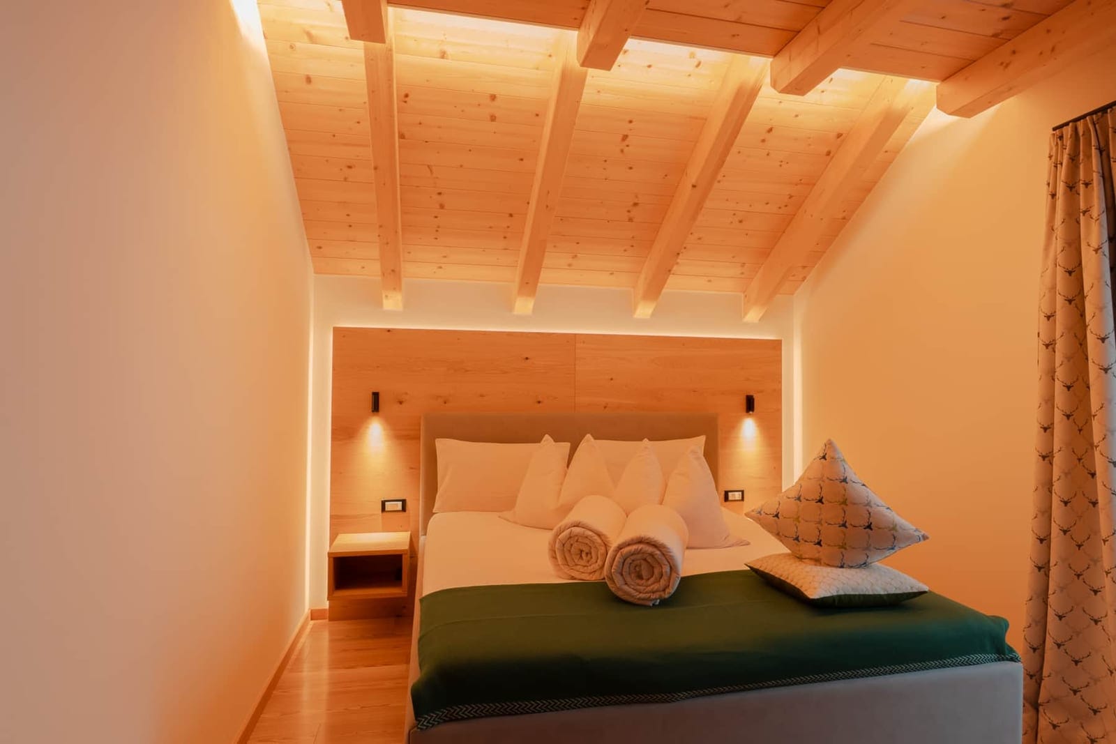 Montaria: camera da letto con soffitto in legno.