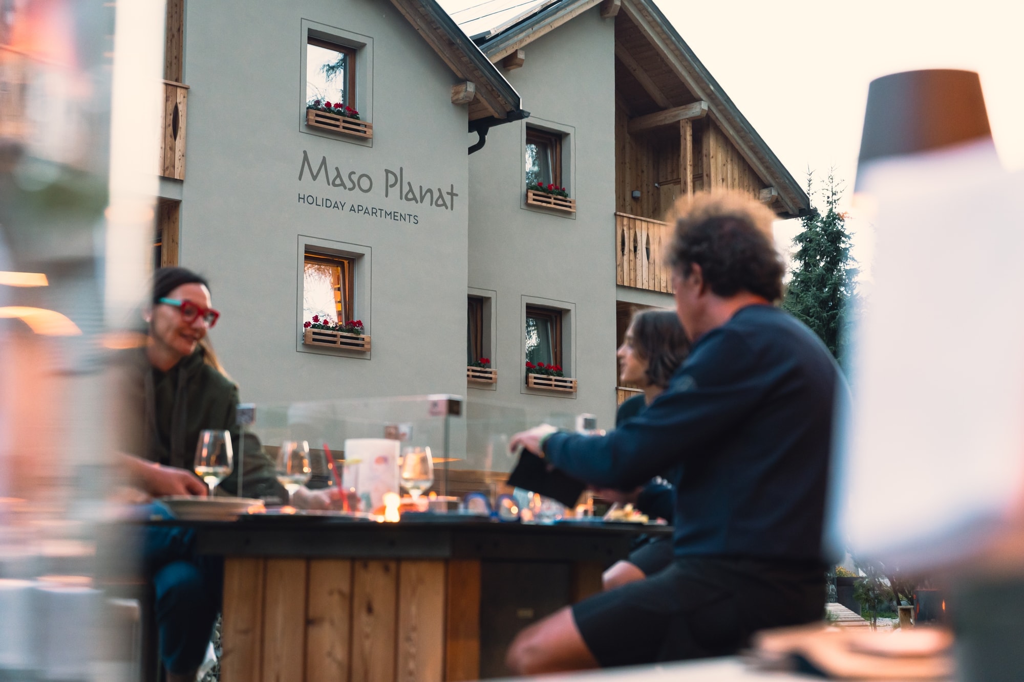 La casa di Planat al crepuscolo, con tavolo all'aperto.