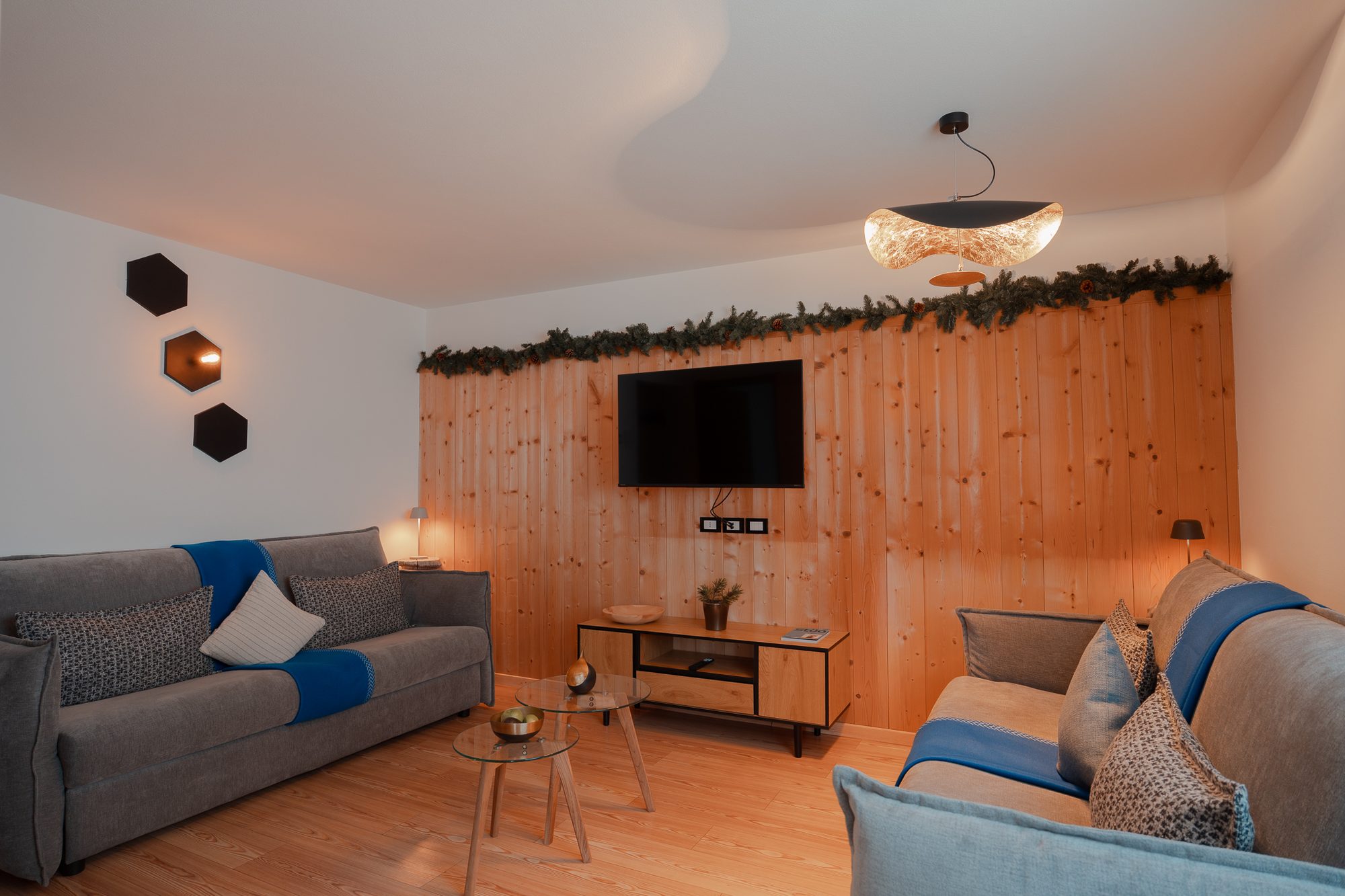 Ladin Spirit a Planat: il soggiorno aperto del loft.