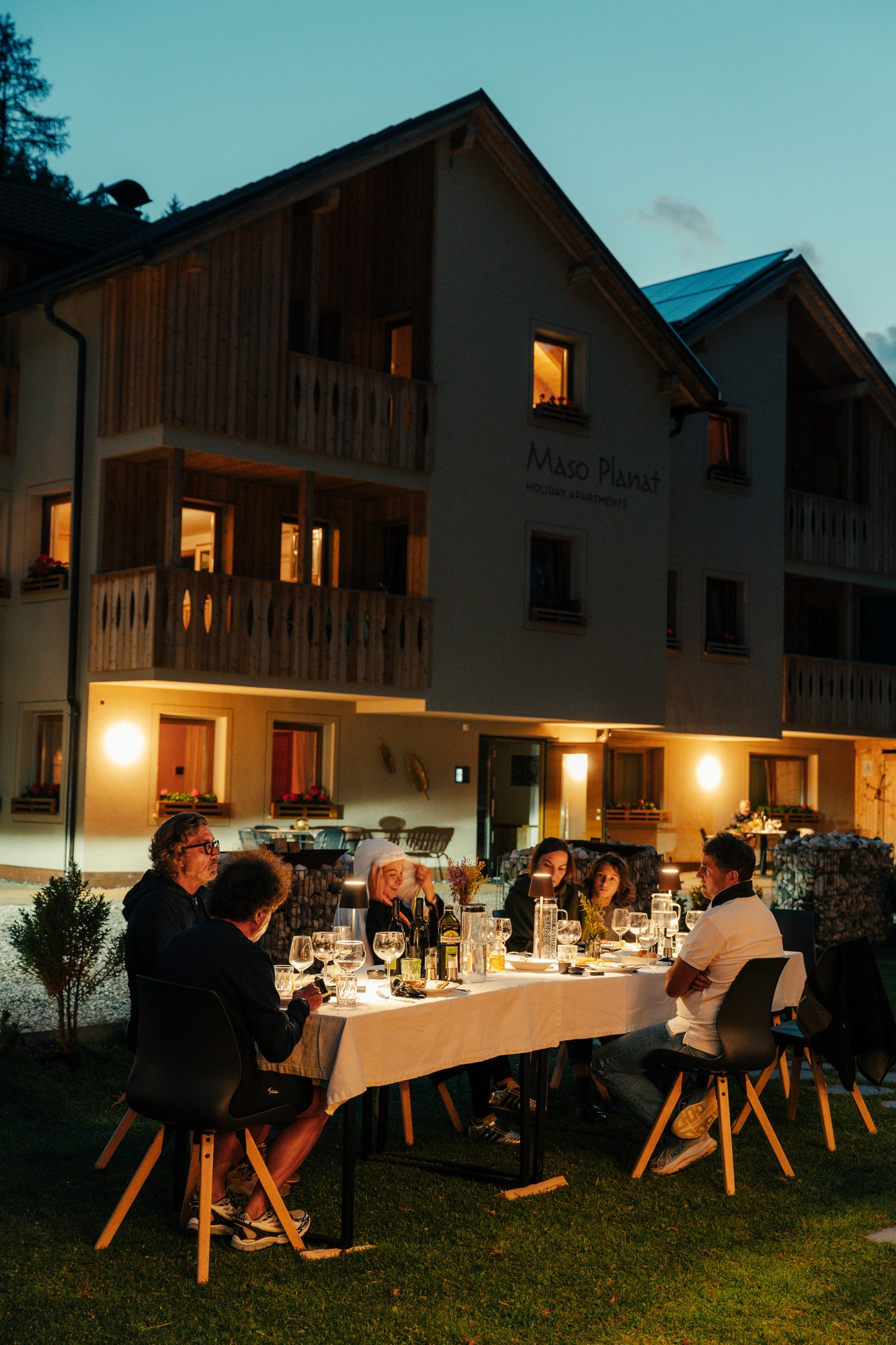 Abend bei Planat: Tisch im Garten vor dem Haus in St. Kassian.