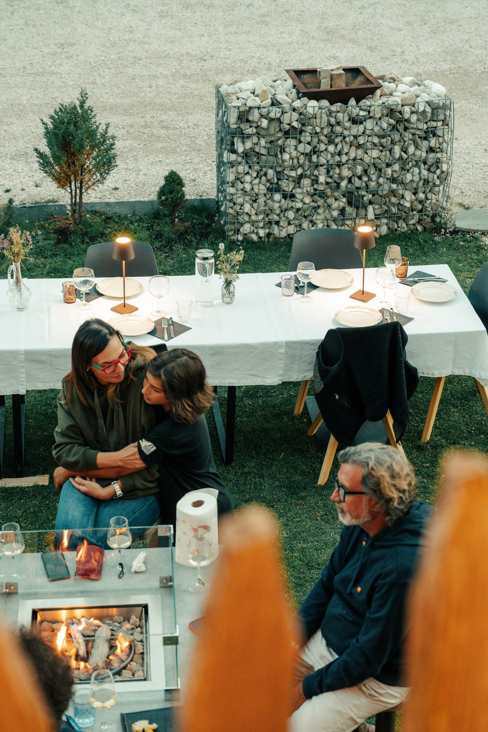 Abend bei Planat: Feuer und Tisch im Garten in St. Kassian.