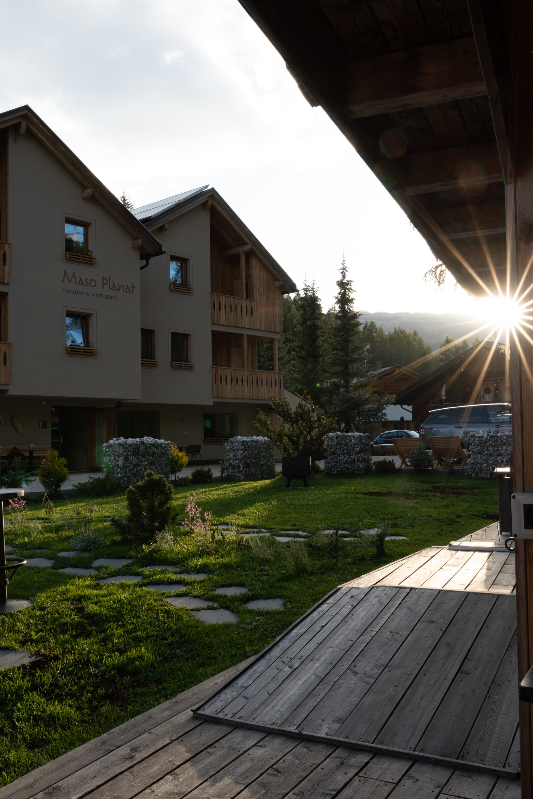 Facciata di Planat in estate, legno e luce a San Cassiano.