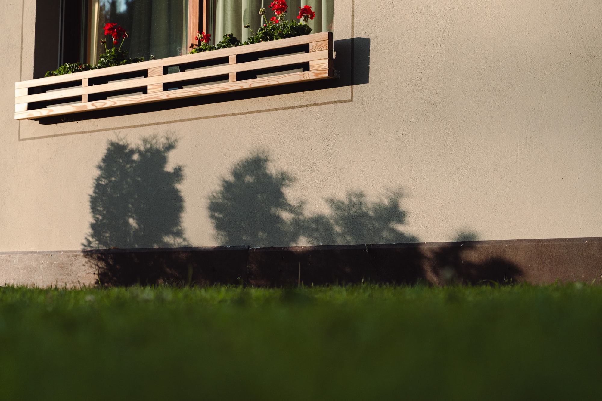 Dettaglio architettonico di Planat: muro, aperture e materia.