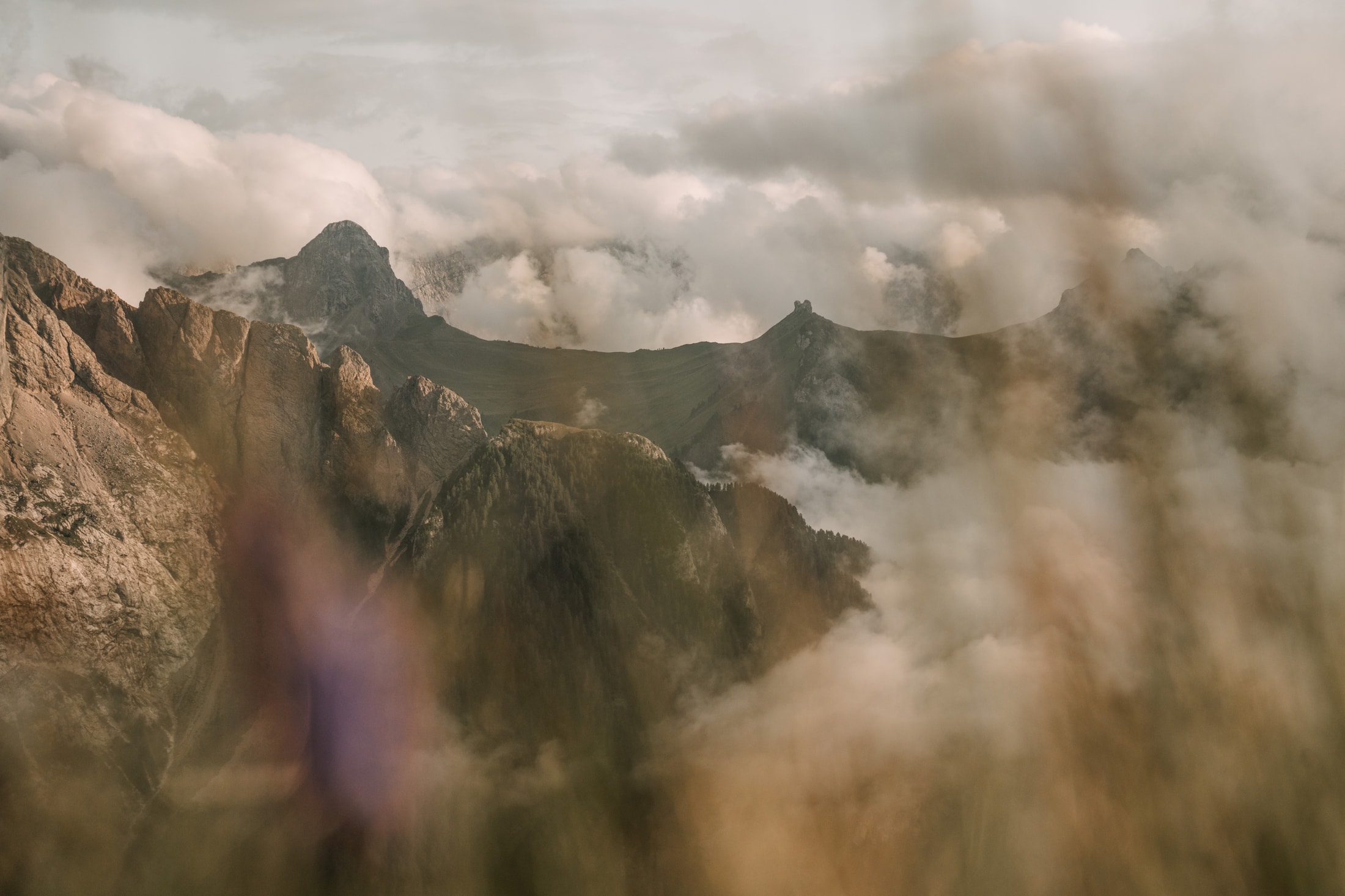 Prati estivi e cime dolomitiche presso San Cassiano.