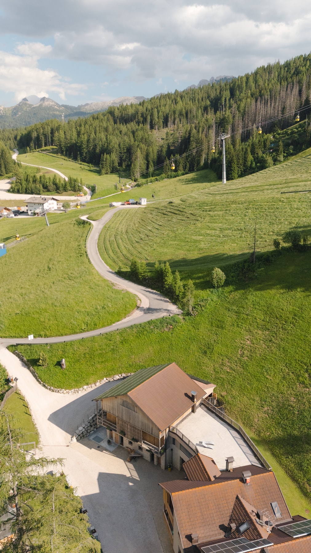 San Cassiano dall'alto: prati, case e impianti.