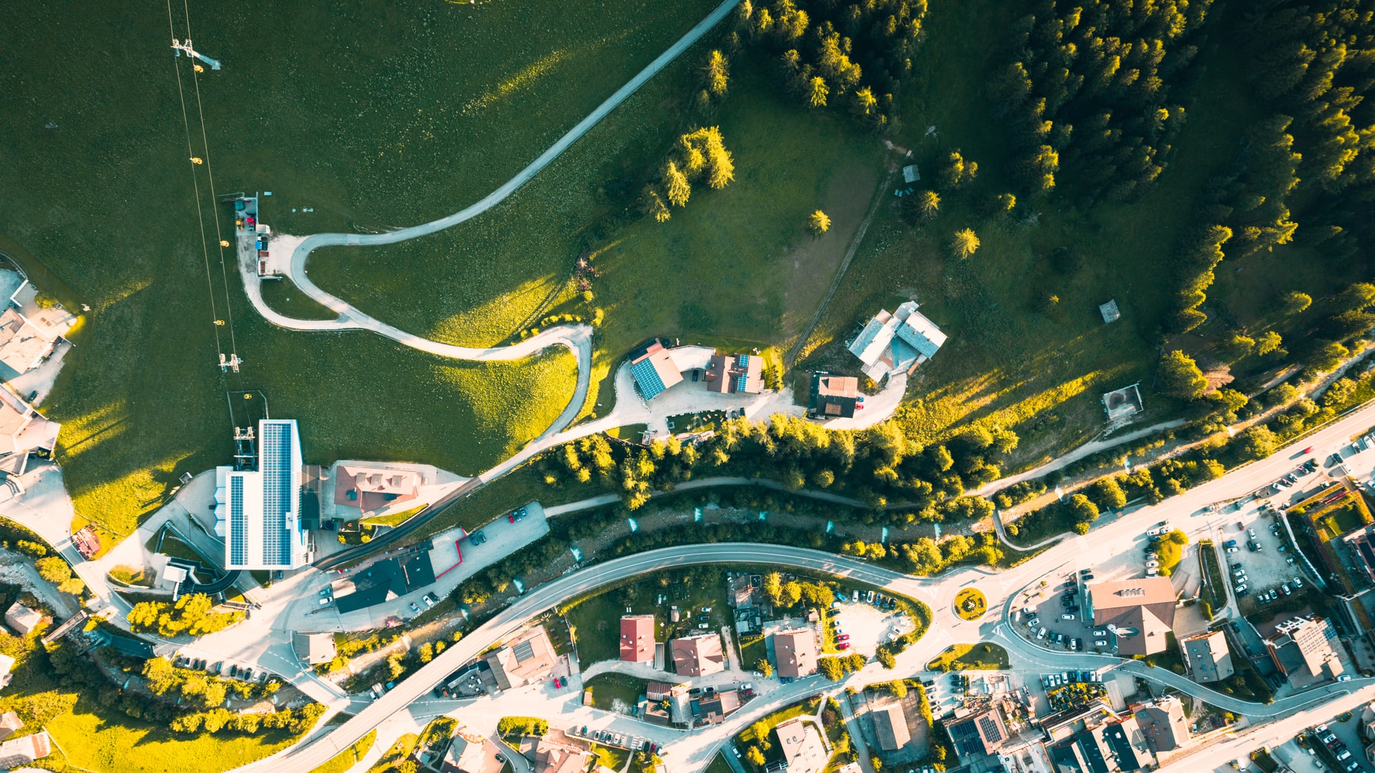 San Cassiano dall'alto: prati, case e impianti in Alta Badia.
