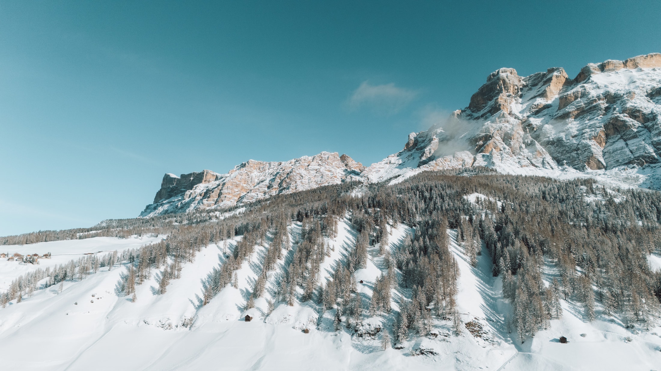 Cima innevata e paesaggio invernale presso San Cassiano.