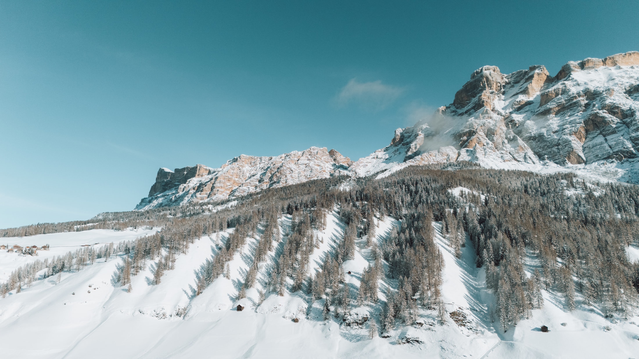 Cima innevata e paesaggio invernale presso San Cassiano.